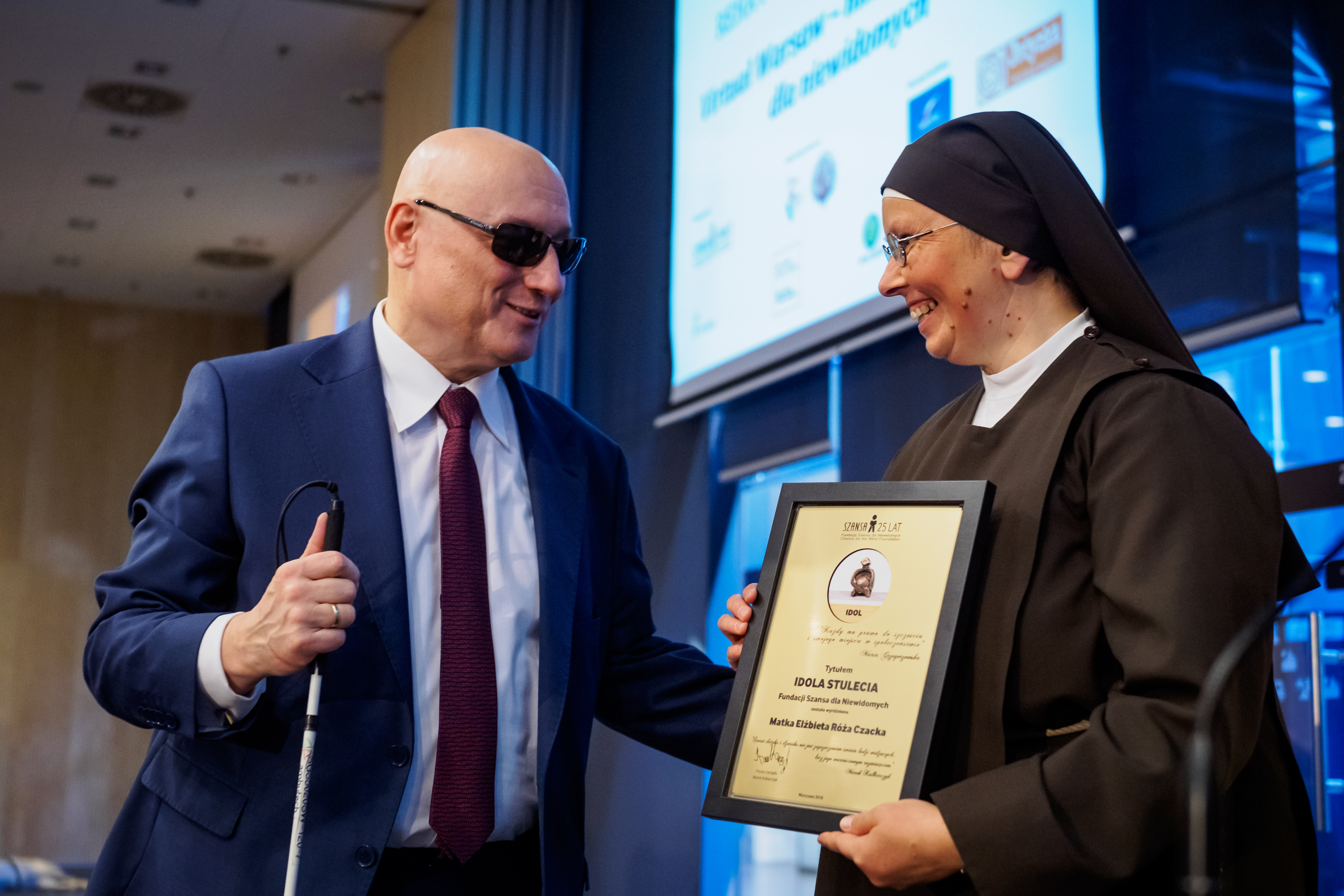 Siostra odbiera nagrodę Idola Stulecia dla Marki Elżbiety Róży Czackiej.